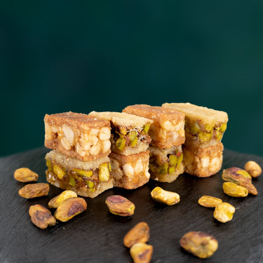 Ballourieh Gebäck mit Pistazien- und Cashewfüllung, traditionell angerichtet