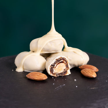 Datteln überzogen mit weißer Schokolade, stilvoll angerichtet