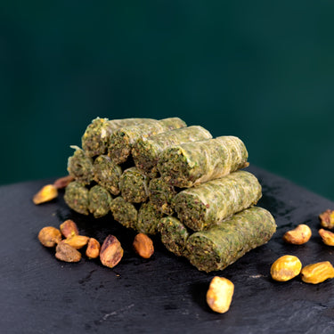 Baklava Pistazienrolle mit fein geschichteten Teiglagen