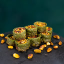 Traumnest Gebäck mit Pistazien, kunstvoll geschichtet